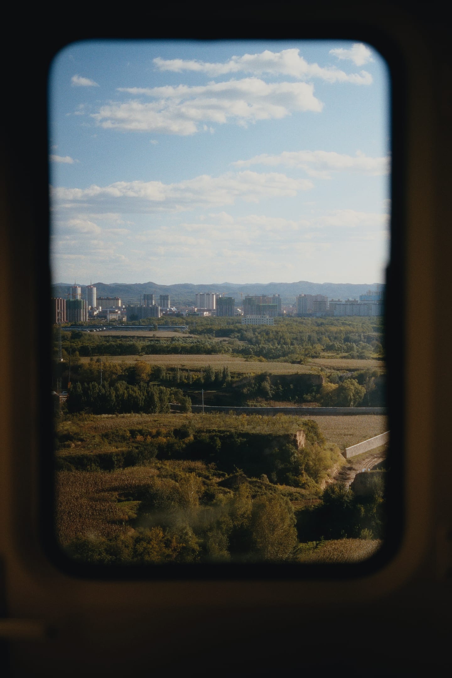 Fields seen through a train window, Kodak Portra 400 without Film Edge, printed on Kodak Supra Endura.